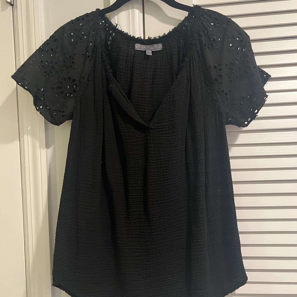 Red Haute black tshirt xs